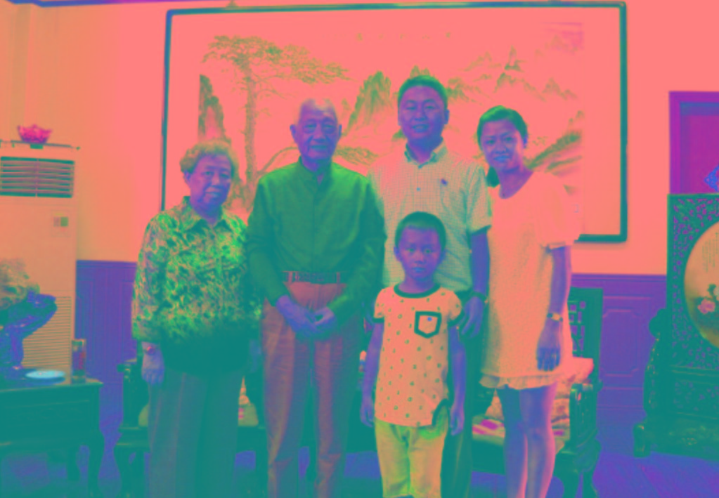 與原南京軍區(qū)政委方祖岐上將夫婦合影留念。