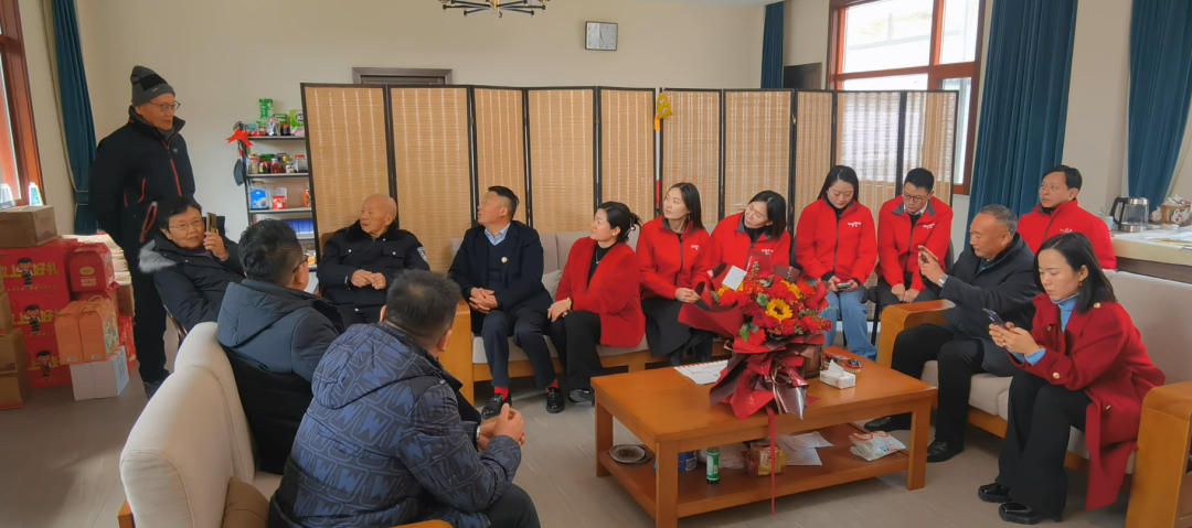 昊東公司一行看望胡正先老紅軍，聆聽那段可歌可泣的英雄歷史